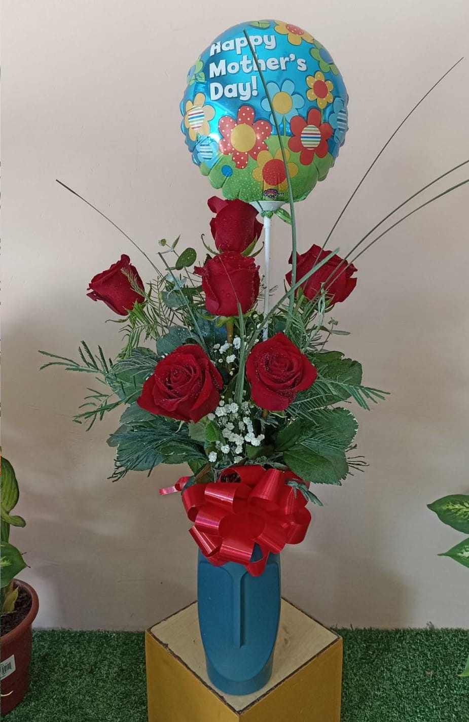Florero con 6 rosas y globo metalizado