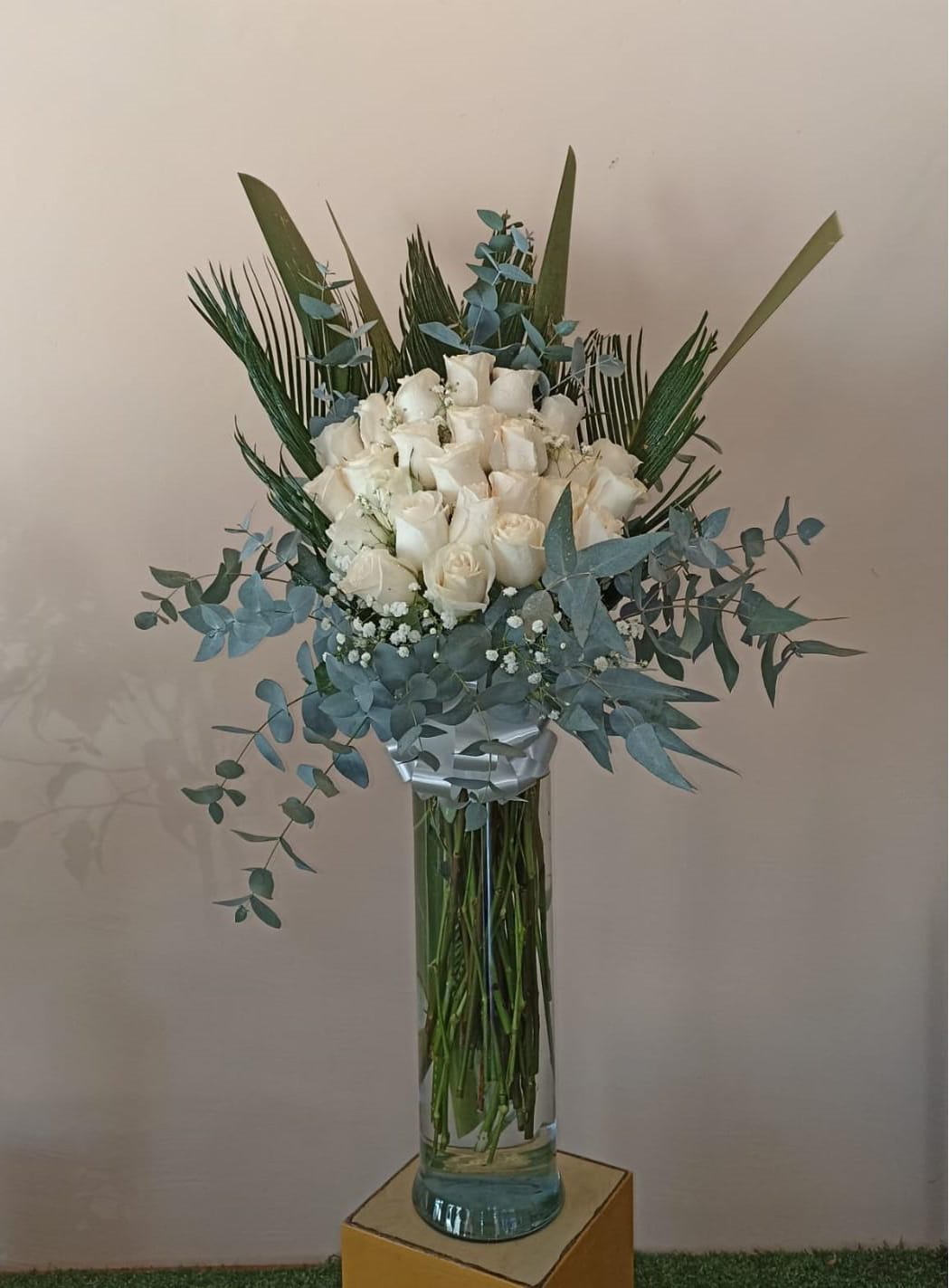 Florero con 24 rosas
