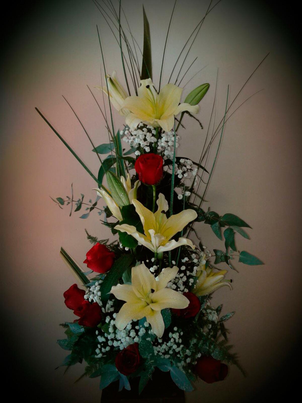 Base de vidrio con liliums y rosas