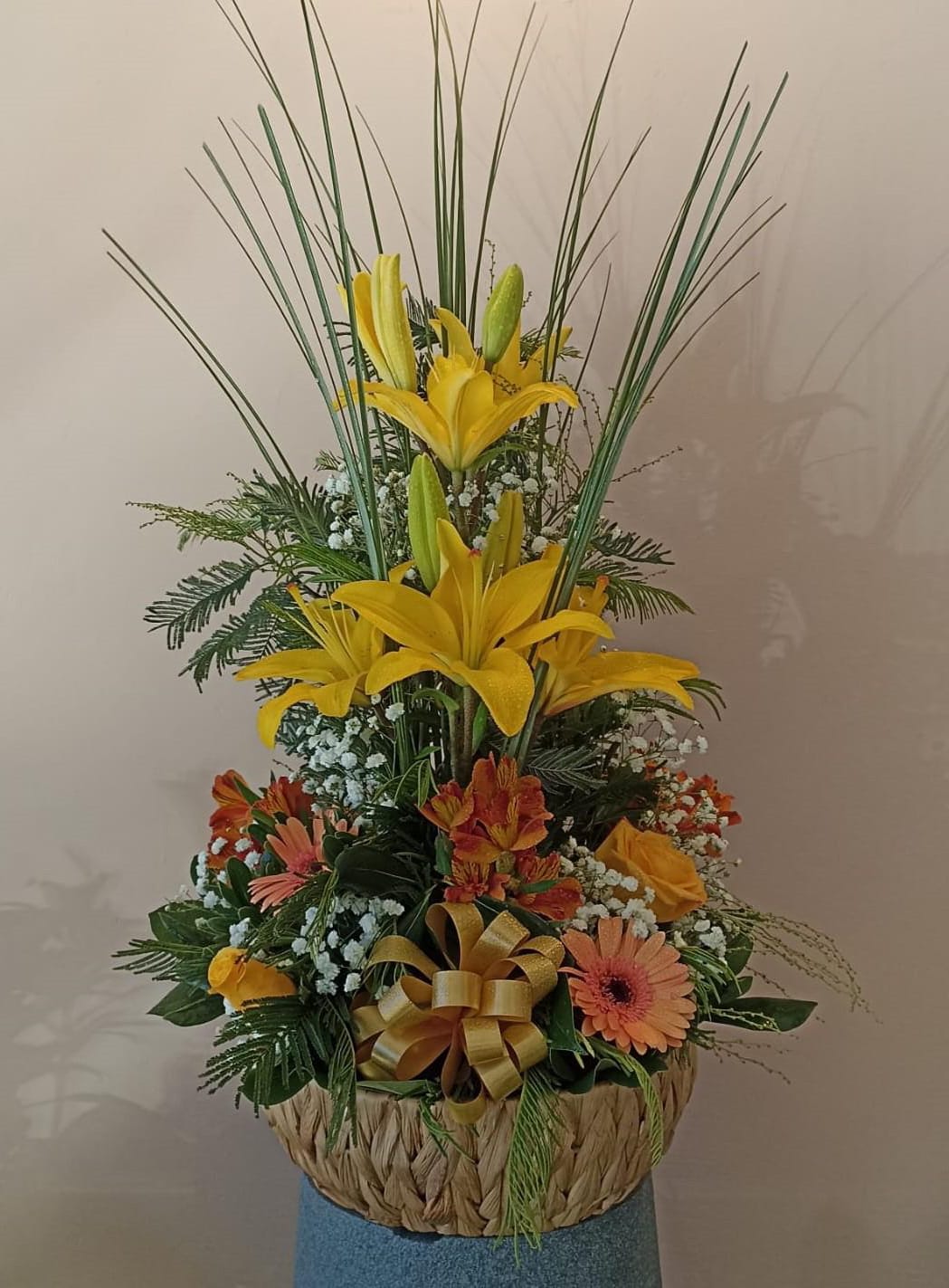 Cesto con flores surtidas