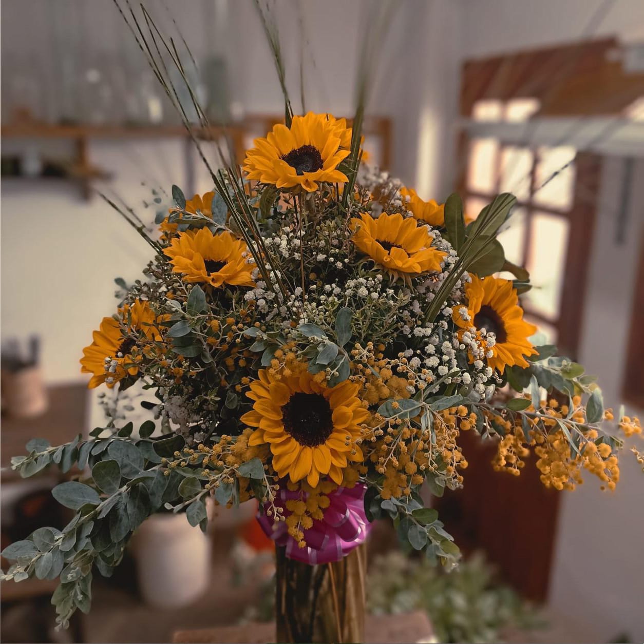 Florero con 12 girasoles