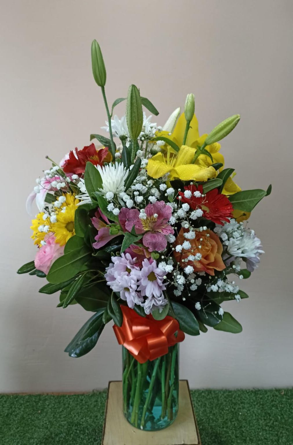 Florero con flores surtidas