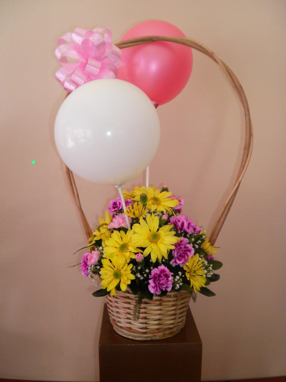 Cesto de flores variadas con globos