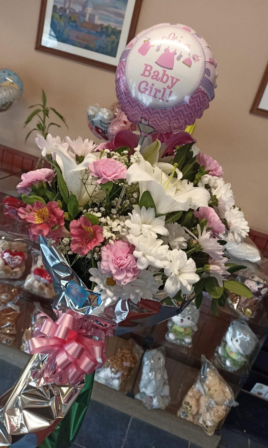 Ramo de flores variadas con globo metalizado incluido