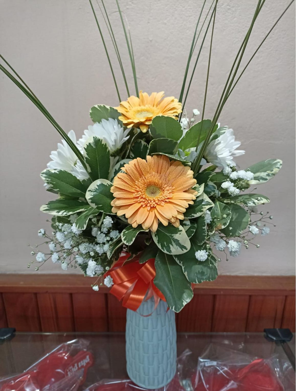 Florero con flores surtidas