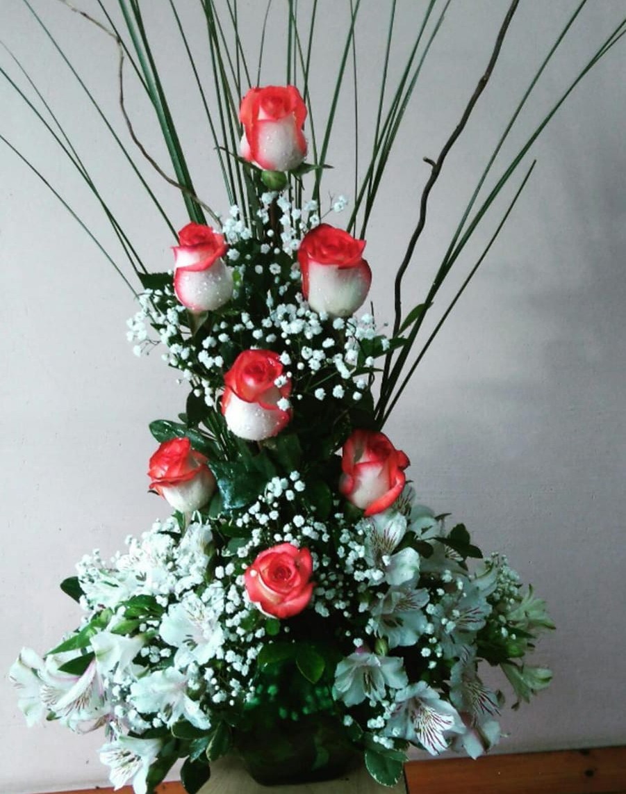 Arreglo floral con rosas y astromelias