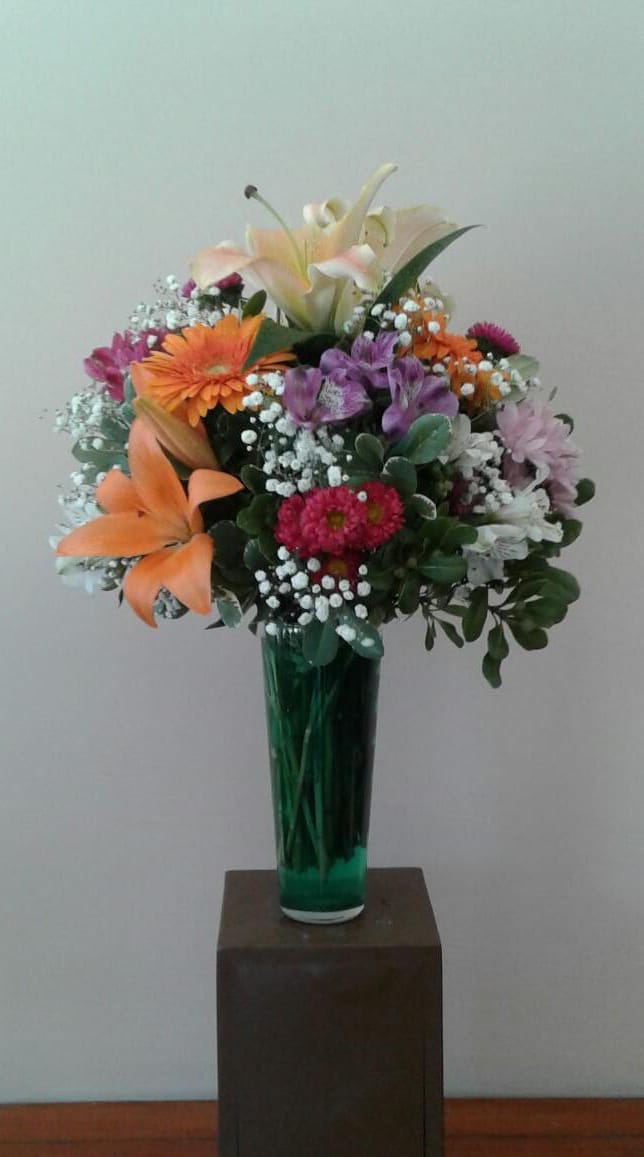 Florero con flores surtidas