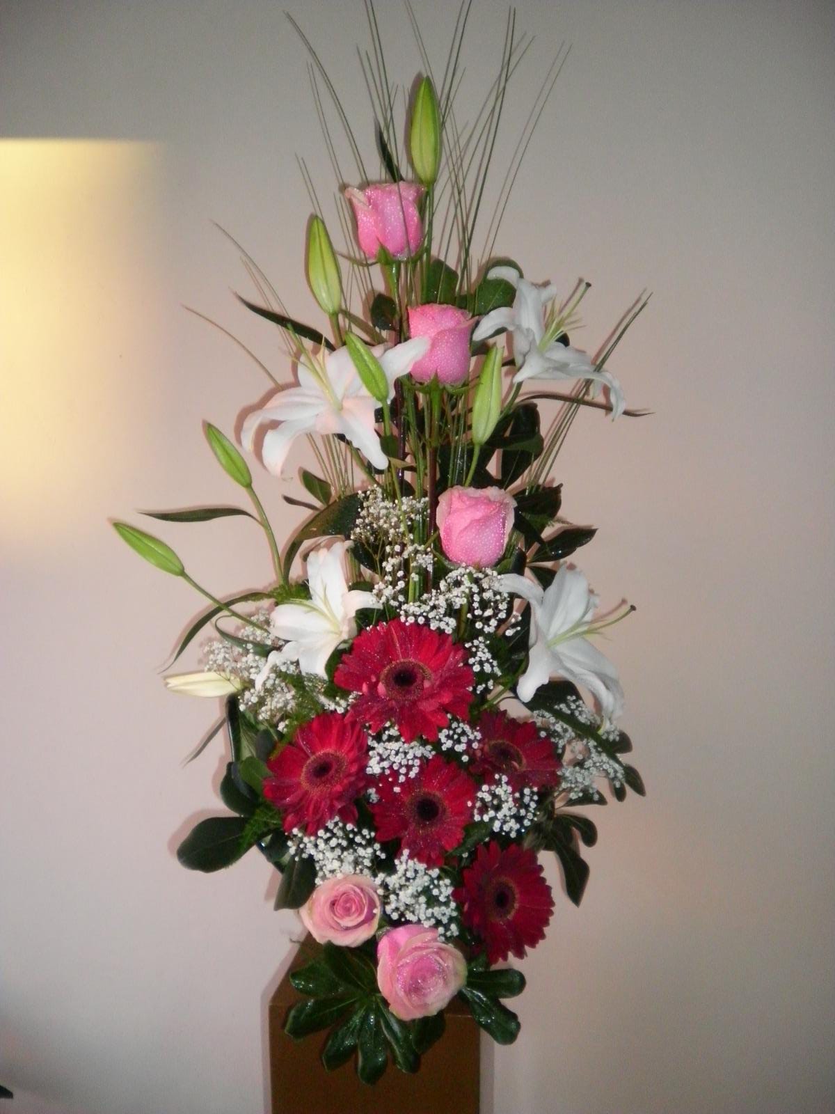 Arreglo floral con rosas, liliums y gerberas